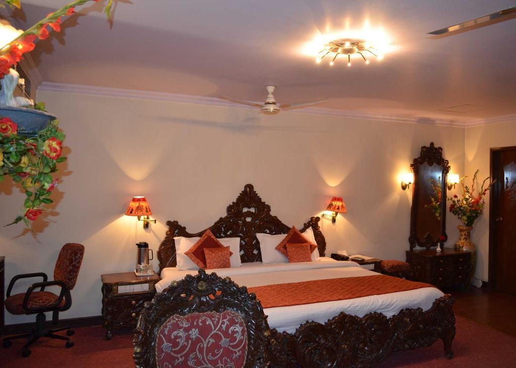Hotel Grand Sartaj Neu-Delhi Zimmer foto